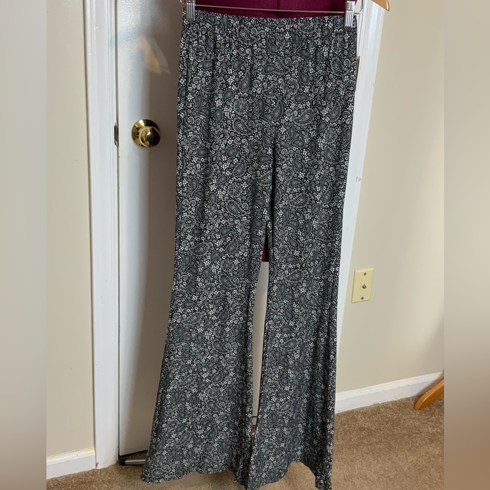 Like New Forever 21, Pull On Black/White Floral Wide Leg Dressy Pants